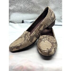 Clarks Artisan Shoes Womens 11 N Snake Print Loafer Flats Brown Beige Comfort